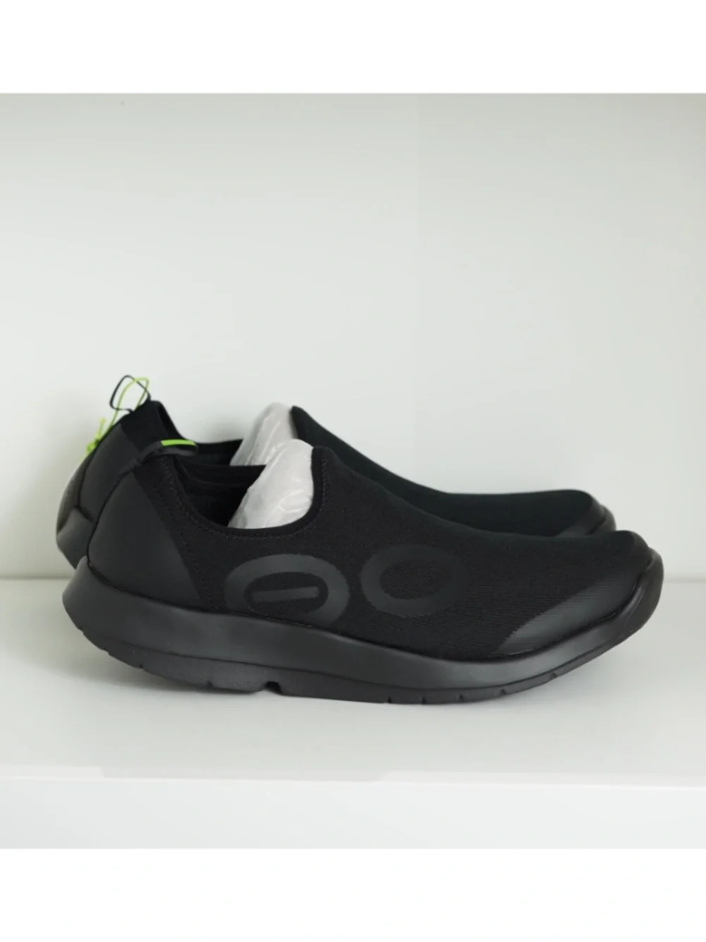 $149 Oofos Mens Oomg Sport Low Black Comfort Recovery Slip On Shoes 10.5 - Picture 2 of 7